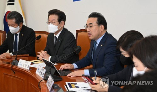 박홍근 더불어민주당 원내대표가 20일 오후 서울 여의도 국회 대표실에서 열린 긴급 최고위원회의에서 발언하고 있다. [국회사진기자단]